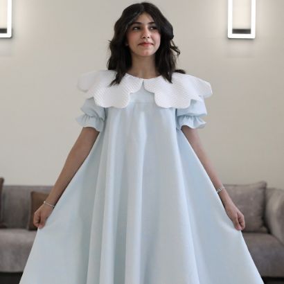 صورة فستان بناتي سماوي مشجر ورود بتصميم خصر مفتوح ودلعة بيضاء - 1200